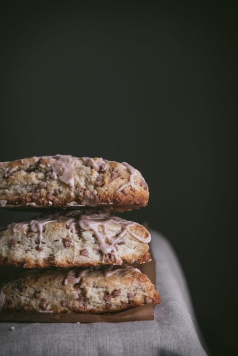 Cinnamon Chip Scones, Basic Scones, Cinnamon Icing, Scones Recipe Easy, Scones Easy, Scones Ingredients, Baker Photography, Breakfast Waffles, Cinnamon Chips