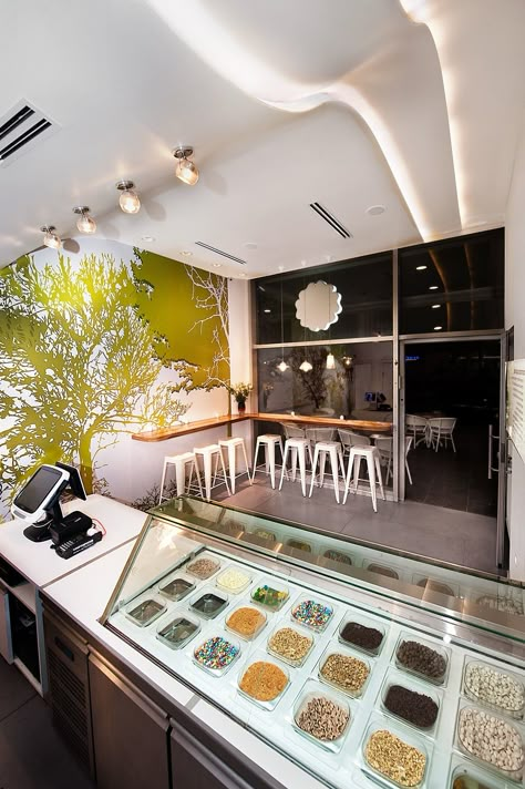 Yogurt Shop Interior Design, Acai Shop Design, ليلو وستيتش, Ice Cream Business, Doughnut Shop, Gelato Shop, Frozen Yogurt Shop, Yogurt Shop, Ice Cream Design