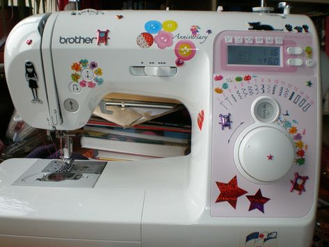 Sewing Machine Asthetics, Decorated Sewing Machines, Sewing Projects Aesthetic, Sewing Machine Aesthetic, Cute Sewing Machine, Aesthetic Sewing, Sewing Aesthetic, Fashion Dream Job, Sewing Room Design