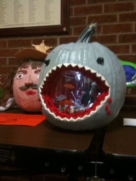 Blowfish Pumpkin Decorating, Aquarium Pumpkin Ideas, Fish Bowl Pumpkin, Aquarium Pumpkin, Shark Pumpkin Carving, Halloween Aquarium, Octopus Pumpkin, Shark Pumpkin, Carvings Designs