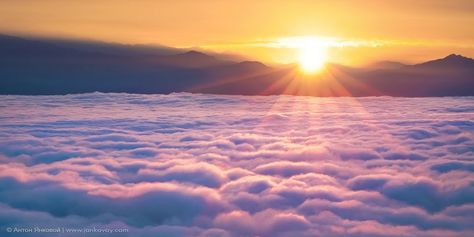 Sunrise-Nagarkot, Nepal Nagarkot is 32 km NE of Kathmandu on the northern fringe of the Kathmandu Valley. Nagarkot is famous for its Himalayan views- the Himalayan peaks at sunrise are a magnificent sight to behold. Surya Namaskara, Monte Everest, Tumblr Hipster, Clouds In The Sky, Earth Photos, Kathmandu Valley, Clouds Photography, Paradise On Earth, Above The Clouds