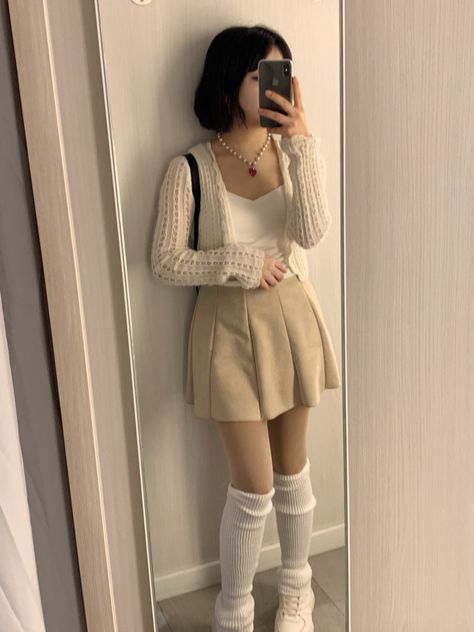 Soft Beige Outfit Aesthetic, Tan Skirt Outfit Aesthetic, Cream Plaid Skirt Outfit, Creamy Outfit Aesthetic, Kakis Skirt Outfit, Outfits With Cream Skirt, Tan Skirt Outfit Ideas, Light Beige Skirt Outfit, Plaid Beige Skirt Outfit