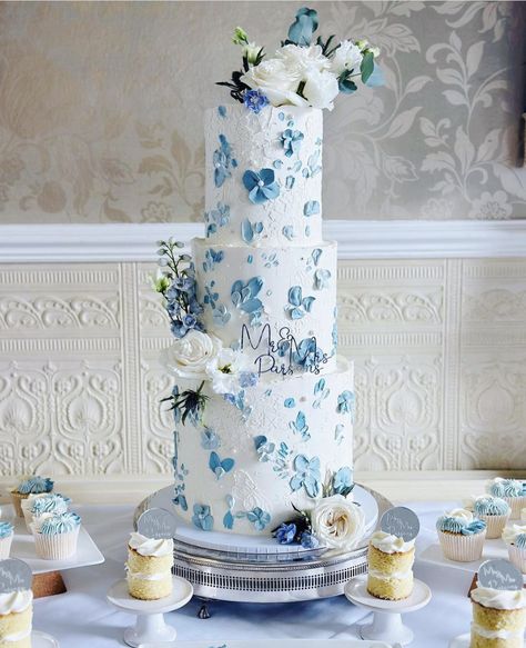 Blue Floral Wedding Cake Dusty Blue Wedding Cake Rustic, One Teir Wedding Cake, Wedding Cake Blue Flowers, Blue Floral Wedding Cake, Blue Floral Cake, Wedding Cake Blue, Cornflower Blue Wedding, Blue Flower Arrangements, Blue Wedding Cake