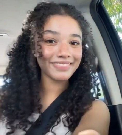 Maila Baker, Malia Baker, Love And Gelato, Babysitters Club, The Baby Sitters Club, Medium Curls, Cute Curly Hairstyles, Natural Curls Hairstyles, Hairdos For Curly Hair