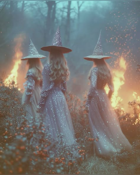 Witch Pictures, Magia Das Ervas, Witch Costumes, Witch Vibes, Wiccan Witch, White Witch, Halloween Photoshoot, Season Of The Witch, The Witches