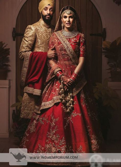 Sabyasachi Couple, Indian Wedding Attire, Sabyasachi Lehenga Bridal, Orang India, Sabyasachi Bridal, Bridal Lehenga Online, Sabyasachi Bride, Pengantin India, Sabyasachi Lehenga