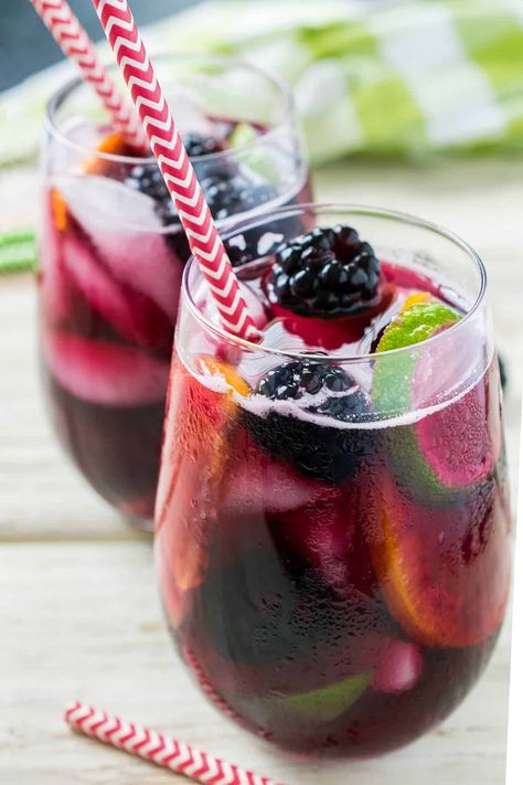 This refreshing Summer Blackberry Sangria is the perfect, easy summer cocktail to serve at an intimate gathering or for a crowd. This make-ahead punch blends red wine, brandy, and plenty of summer fruit flavors. Blackberry Sangria Recipe, Blackberry Sangria, Glace Fruit, Sangria Drink, Strawberry Sangria, Berry Sangria, Mint Cocktails, Best Summer Cocktails, Easy Summer Cocktails