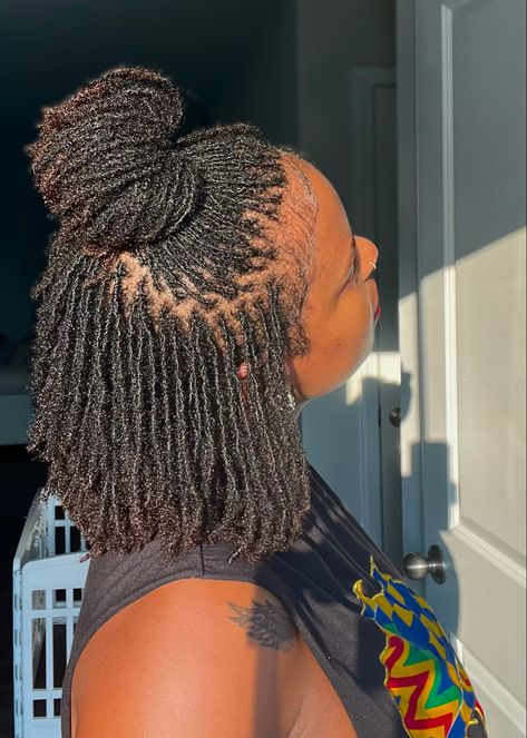 Loc styles Micro Locs Grid Pattern, Natural Locks Dreadlocks, Short Sister Locs, Micro Locs Short, Locs Black Women Natural Hair, Sister Locs Hairstyles, Very Short Locs, Micro Locs Styles, Short Locs Styles