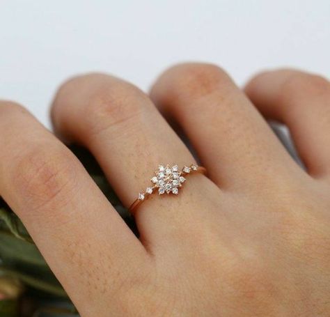 Gold Engagement Ring Diamond, Engagement Ring Delicate, Couple Ring Design, Flower Diamond Ring, Snow Wedding, Dainty Engagement Rings, Pretty Jewelry Necklaces, Diamond Cluster Engagement Ring, Gold Rings Simple