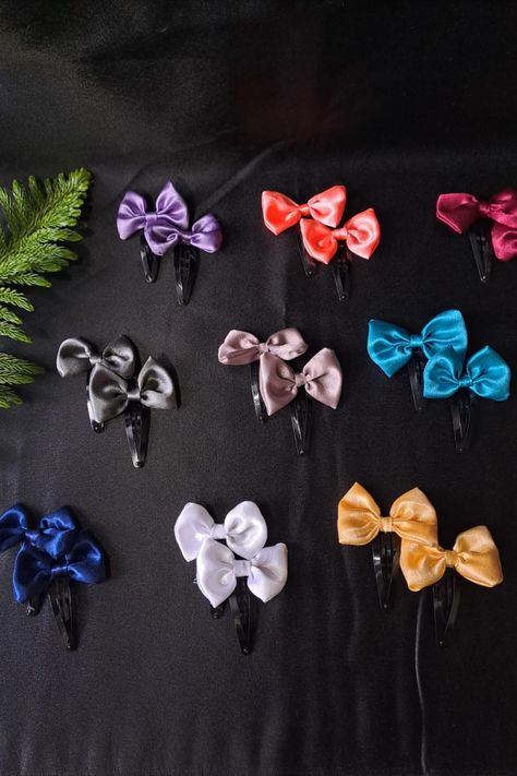 Satin bow hair clips Mini Clips, Trending Hair, Hair Tie Accessories, Customised Gifts, Snap Clips, Diy Hair Accessories, Diy Hair, Satin Bow, Tie Accessories