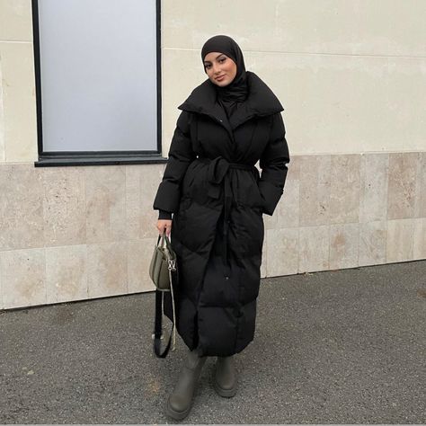 Long Black Puffer Coat Outfit, Black Puffer Coat Outfit, Puffer Jacket Outfit Black, Long Puffer Jacket Outfit, Black Puffer Jacket Outfit, Long Black Puffer Coat, Black Outfit Winter, Hijabi Streetwear, Puffer Coat Outfit