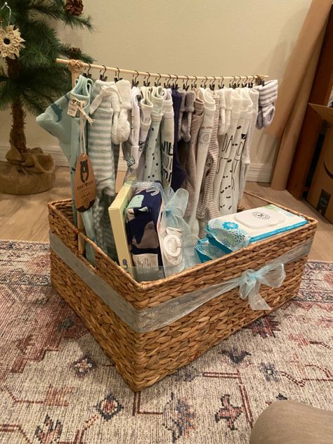 Laundry Basket Baby Shower Gift, Baby Shower Bouquet, Babby Shower, Newborn Gift Basket, Neat Gift Ideas, Baby Shower Gift Box, Creative Wrapping, Baby Shower Baskets, Presents For Boys