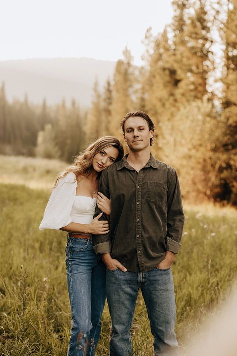 Trail Photoshoot Couple, Couple Poses In Western Outfit, Couple Poses Mountain, Cute Engagement Photo Outfits, Mountains Couple Pictures, Engagement Pose Ideas, Couples Outdoor Poses, Couple Photoshoot Poses Natural Outdoor, Engagement Session Prompts