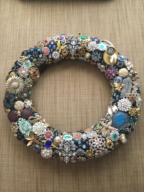 Brooch Wreath Diy, Broach Wreath, Jewellery Wreath, Brooch Wreath, Jewelry Wreath, Jewelry Tree Craft, Button Art Projects, Brooch Ideas, Brooch Display