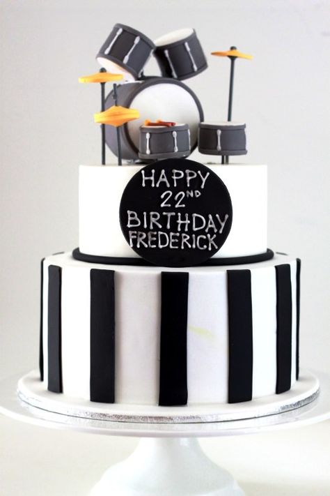 This is nice - no drums, and the little plaque would probably say "congratulations", but I could have some musical notes on top or little piano or violin figurines? Not quite sure. Drum Birthday Cakes, Drum Birthday, Bolo Musical, Music Themed Cakes, Music Cakes, Drum Cake, Music Cake, Birthday Men, Cake Chocolat