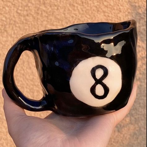 Creative Mugs Ceramics, Big Mugs Ceramic, Funky Ceramic Mugs, Cool Ceramic Mugs, Cute Mugs Ceramics, Creative Mug Ideas, Eight Ball Aesthetic, Cool Mugs Ceramics, Ceramic Art Easy