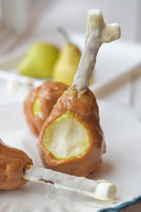 Put a new twist on an old classic this Thanksgiving by turning fresh fruit and pretzel rods into Caramel Pear Turkey Legs. Turkey Caramel Apples, Pear Turkey, Thanksgiving Kid Recipes, Vegan Caramel Sauce Recipe, Dairy Free White Chocolate, Turkey Leg Recipes, Caramel Pears, Turkey Leg, Healthy Party Food