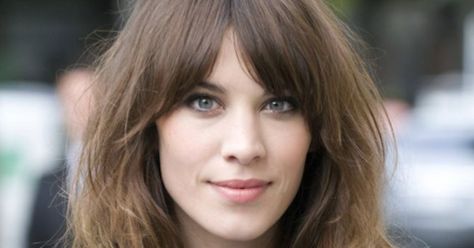 According to data from Pinterest, curtain bangs are the newest fall hair trend. Learn more about them here. Curtain Bangs Rectangular Face, Inverted Triangle Face Shape, Find Your Face Shape, Hairstyles For Rectangular Faces, Triangle Face Shape, Eyebrows For Face Shape, Long Textured Hair, Types Of Faces Shapes, Triangle Face