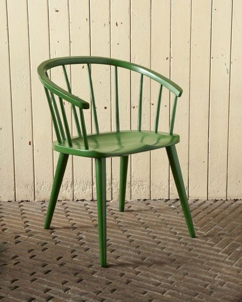 Green Windsor Chair/Remodelista The Coventry Chair by Chris Eckersley, manufactured by Sitting Firm Chairmakers in Coventry, features "an uncluttered contemporary aesthetic"; £510 from the New Craftsmen in the UK. Painted Wooden Chairs, Windsor Dining Chairs, Painted Dining Chairs, Fireside Chairs, Painted Chair, Green Furniture, Windsor Chair, Painted Chairs, Green Chair