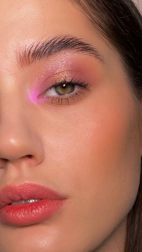 Hot Pink Under Eye Makeup, Bridal Makeup Colorful, Pink Eyeliner Brown Eyes, Natural Colorful Makeup, Meredith Duxbury Palette Looks, Summer Color Analysis Makeup, Colored Mascara Looks, Simple Colorful Makeup, Subtle Pink Eyeshadow