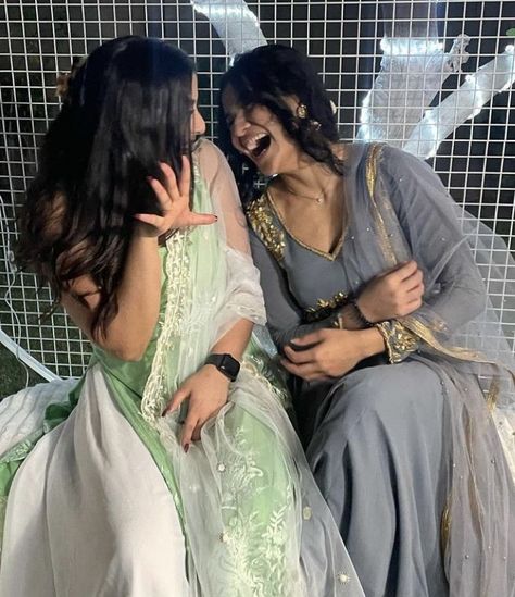 India - south asian aesthetic Dating Dr Dil, South Asian Aesthetic, Desi Vibes, Desi Love, Asian Aesthetic, Desi Fashion Casual, Bff Photoshoot Poses, Bff Photoshoot, Salwar Kamiz