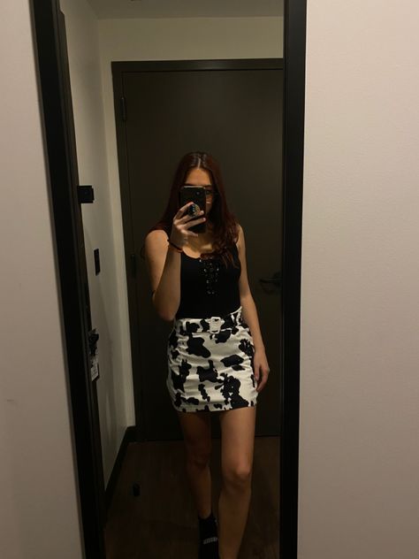 Cow Print Skirt Outfit Western, Cow Print Skirt Outfit, Cow Print Skirt, Print Skirt Outfit, Printed Skirt Outfit, Black And White Outfit, Concert Festival, Print Black And White, White Outfit