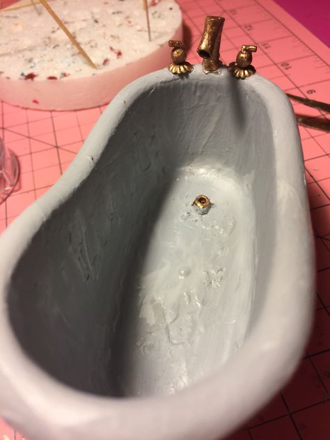 The miniature bathtub with fixtures finished !! Made them out of jewelry findings !!Painted them bronze !! Clay Bathtub, Miniature Bathtub, Ceramic Bathtub, Diy Bathtub, Vintage Bathtub, Mini Stuff, Clay Projects, Ceramic Art, Jewelry Findings