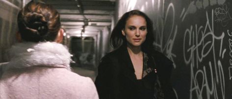 Mila Kunis and Natalie Portman in Darren Aronofsky's Black Swan, 2010. Black Swan Movie, Black Swan 2010, Darren Aronofsky, Trailer Images, Septième Art, I Love Cinema, Movies And Series, Swan Lake, Natalie Portman