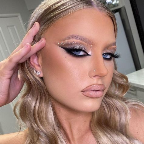 #Pink_Eyeshadow_Look #Brown_Eyeshadow_Looks #Blue_Eyeshadow_Looks #Natural_Eyeshadow_Looks Brown Eyeshadow Looks, Red Eyeshadow Look, Natural Eyeshadow Looks, Prom Eyes, Pink Eyeshadow Look, Blue Eyeshadow Looks, Special Occasion Makeup, Concert Makeup, Sparkly Makeup