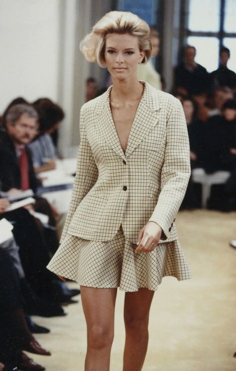 SS 1992 Womenswear Dan Humphrey, 90s Inspired Outfits, Gilmore Girl, 90s Runway Fashion, Vintage Runway, Chuck Bass, Run Through, 1990s Fashion, 90s Fashion Outfits