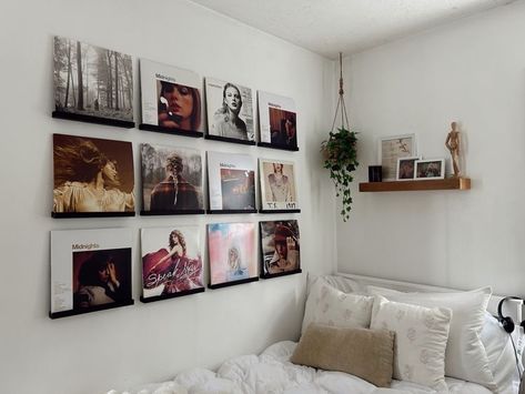 Taylor Swift Vinyl Wall Decor, Taylor Swift Vinyls On Wall, What To Put On Walls Bedrooms, Taylor Swift Inspired Bedroom Decor, Vinyl Album Wall Decor, Taylor Swift Vinyl Display, Swiftie Bedroom Ideas, Swiftie Room Aesthetic, Taylor Swift Vinyl Wall