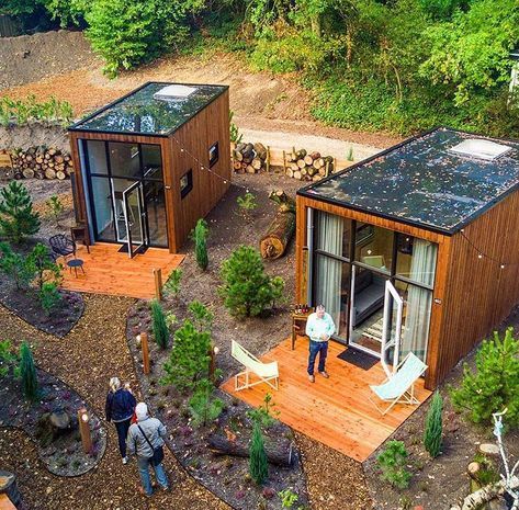 Design Case Mici, Container Home Designs, Wohne Im Tiny House, Container Cabin, Container Buildings, Tiny House Community, Building A Container Home, Container House Plans, Shipping Container House