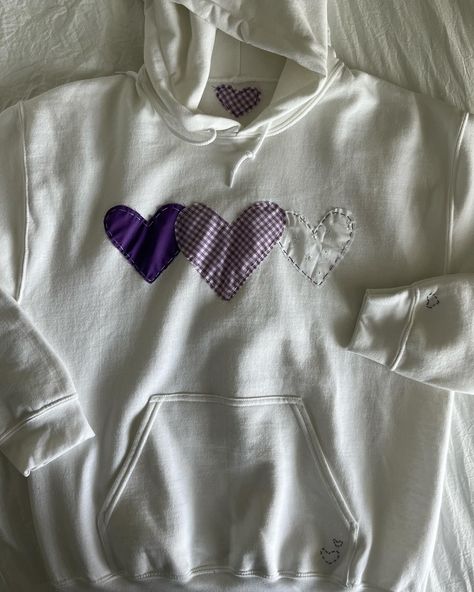 Purple Hearts sweatshirt! 💜 Heart Patch Hoodie, Heart Sweatshirt Diy, Summer Wishlist, Patchwork Hoodie, Hoodie Diy, Stitch Hoodie, Patchwork Clothes, Sweatshirt Embroidery, Patchwork Heart