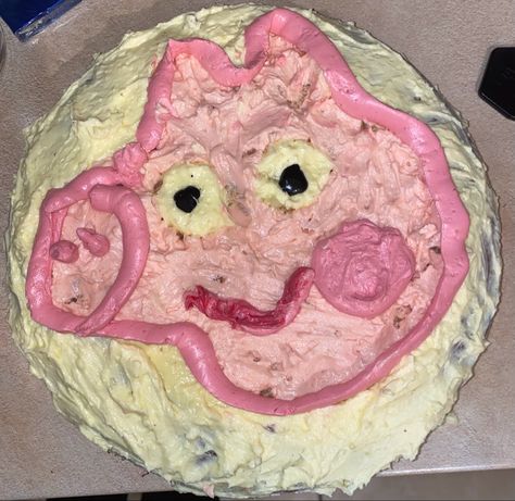 Easy Funny Cake Decorating, Peppa Pig Cake Funny, Weird Cakes Funny Hilarious, Cake Decorating Funny Ideas, Easy Funny Cake Ideas, Silly Cakes Funny, Funny Cake Fails, Weird Cake Ideas, Cake Funny Design