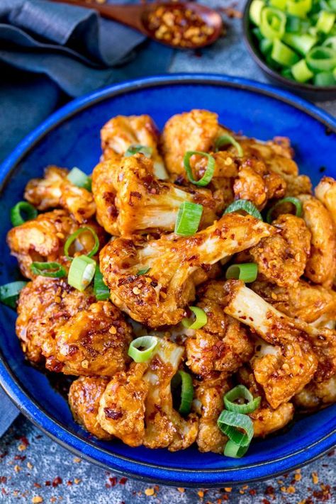 As someone who isn't a vegetarian, and thinks plain cauliflower is a bit 'meh', I can confirm these Asian Style Cauliflower Wings are flippin' delicious! The best way to make cauliflower taste good!! #cauliflowerwings #bakedcauliflower #vegetarianwings #p Vegetarian Wings, Asian Chicken Wings, Vegetarian Party Food, Kitchen Sanctuary, Vegetarian Chicken, Cauliflower Wings, Baked Cauliflower, Game Day Food, Cauliflower Recipes