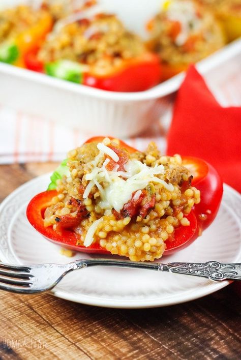 Couscous Stuffed Peppers, Stuffed Bell Peppers Recipe, Ancient Grains Recipes, Grain Bowl Recipe, Farro Recipes, Stuffed Peppers Recipe, Cheap Recipes, Bell Pepper Recipes, The Colors Of The Rainbow