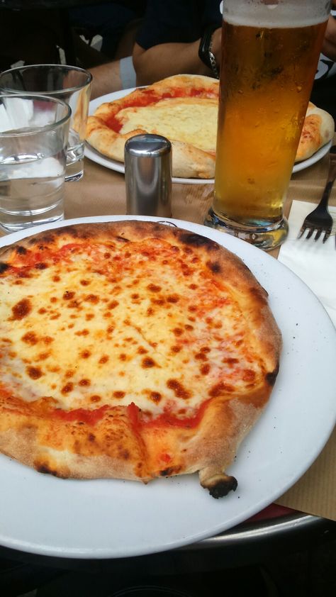 Pizza And Beer Aesthetic, American Pizza, Lunch Aesthetic, Pizza And Beer, Delicacy Food, Pizza Pizza, Bread And Pastries, Food Pin, Cheese Pizza