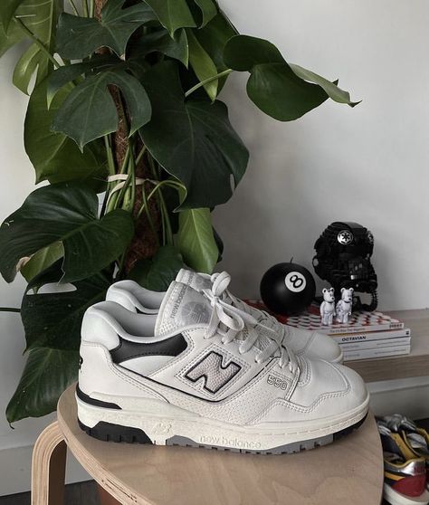 New Balance 550 Cream Black, New Balance 550 Cream, Looks Hippie, Sneaker Heads, Buy Sneakers, Dr Shoes, Fresh Shoes, Hype Shoes, Shoe Inspo