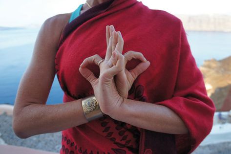 Abhaya hridaya mudra, “Courageous Heart.” With your hands in front of your heart, release any fear or doubt by feeling the awakened presence emanating from your heart. Yoga Calming, Hand Mudras, Yoga Photography, Health Magazine, Pranayama, Mind Body Soul, Yoga Life, Tai Chi, Guided Meditation