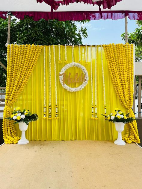 Mehndi Backdrops, Haldi Function Decoration, Haldi Pose, Haldi Poses, Indian Wedding Deco, Mehndi Stage, Haldi Decoration Ideas, Haldi Ceremony Decorations, Haldi Decoration