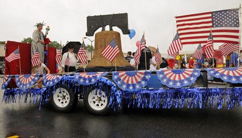 Newburyport Float Parade Float Diy, Parade Float Theme, Puerto Rican Parade, Parade Float Ideas, Parade Float Decorations, Homecoming Floats, Christmas Parade Floats, Floating Decorations, American Heritage Girls