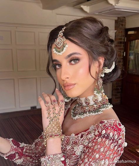 Low Bun Wedding Hair Indian, Indian Updo Hairstyles With Tikka, Bridal Hairstyles Indian Weddings Front And Back, Indian Bridal Updo, Nikkah Hairstyles, Bride Makeup Blonde, Nikkah Hair, Barat Makeup, Pakistani Hair