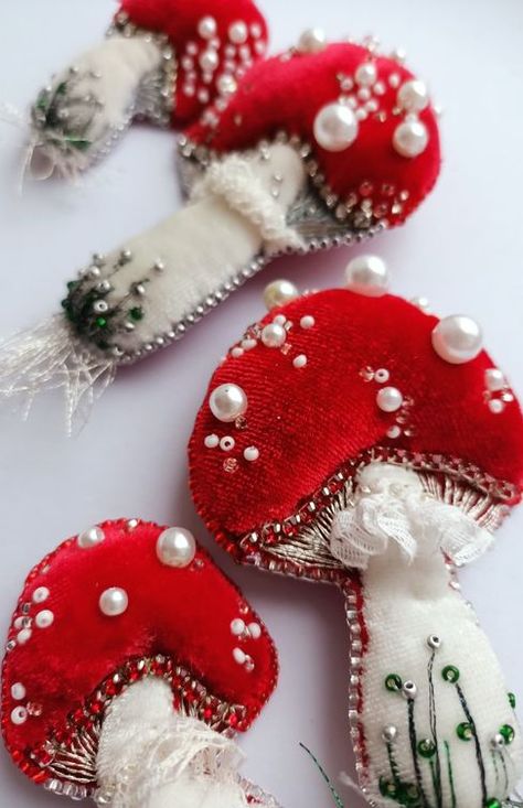 What To Craft, Dekoratívne Vence, Sewing Project Ideas, Mushroom Crafts, Christmas Sewing Projects, Felt Embroidery, Felt Christmas Ornaments, Christmas Sewing, Sewing Project