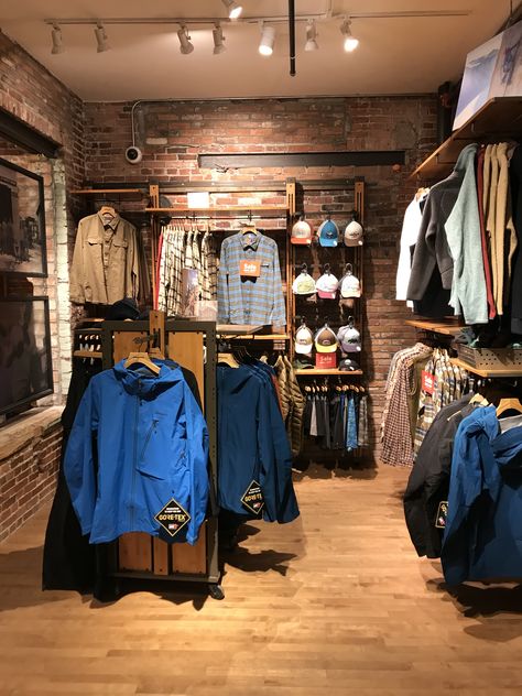 Patagonia Store, Visual Merchandising Fashion, Clothing Store Interior, Clothing Store Design, Storing Clothes, Retail Store Design, Store Interior, Booth Design, Surf Shop