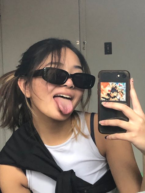 Selfie Ideas Sunglasses, Black Goggles Aesthetic, Sunglasses Ideas Photo, Poses With Sunglasses Photo Ideas, Sunglass Photography Ideas, Mirror Selfie Glasses, Sunglasses Poses Photo Ideas, Sunglass Pic, Goggles Aesthetic