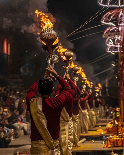 Santana Dharma, Spiritual Vision Board, Ganga Aarti, Rahul Mishra, Temple Photography, Pictures Of Shiva, Drink Recipes Nonalcoholic, Snap Streak Ideas Easy, Indian Bridal Photos