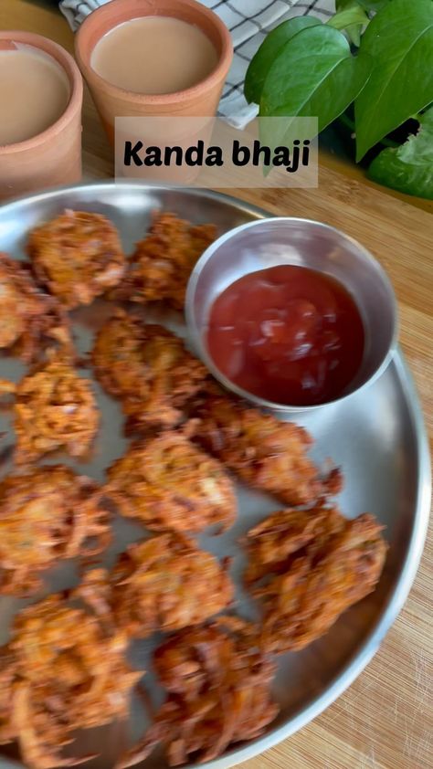 Kanda Bhaji, Onion Pakoda, Mika Singh, Recipes Indian, Indian Food, Onions, Indian Food Recipes, Meat, Chicken