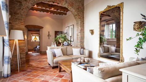 Tuscany House Interior, Tuscany Interior Design, Tuscany Interior, Modern Tuscany, Cortona Tuscany, Tuscany House, Home In Italy, Villa Toscana, Villa Living Room