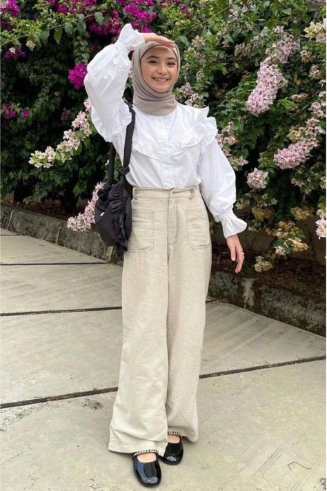 Follow Yuk ! Update Informasi terbaru dari kategori 1 (46), dengan tema OOTD hijab remaja kekinian. Ootd Celana Cream, Hijab Outfit Ideas Simple, Cream Pants Outfit, Outfit Celana, Vintage Hijab, Kulot Pants, Outfit Ngampus, Cream Outfit, Outfit Hijab Casual