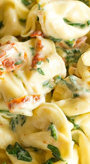 Tortellini in Parmesan Cream Sauce with Spinach and Sun-Dried Tomatoes ~ An easy and delicious dinner ready in less than 30 minutes Cream Sauce With Spinach, Tuscan Chicken Pasta, Pastas Recipes, Parmesan Cream Sauce, Tortellini Recipes, Cheese Tortellini, Spinach And Cheese, Sun Dried Tomatoes, White Sauce